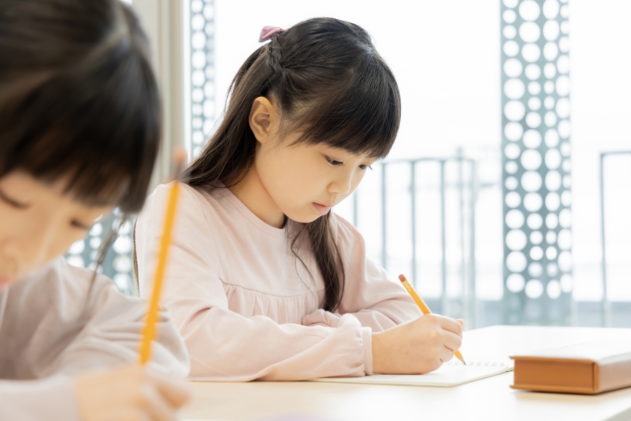 自ら学習を進める２名の女子生徒