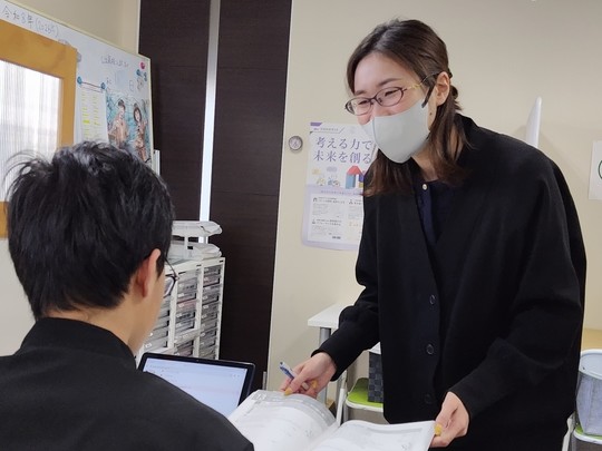 講師と生徒の授業風景