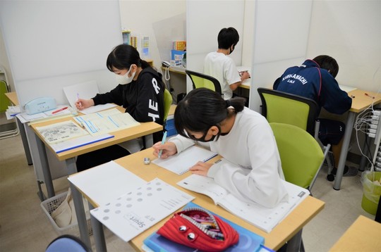 塾で勉強をする中学生
